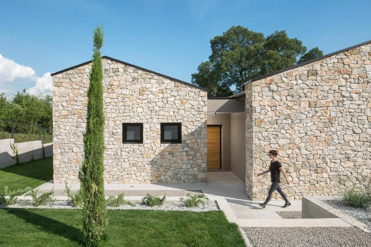 Villa Ulmus Near Motovun For 6 People With Heated Pool & Jacuzzi Karojba